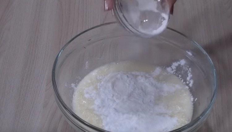Magdagdag ng baking powder at harina, pati na rin sa almirol.