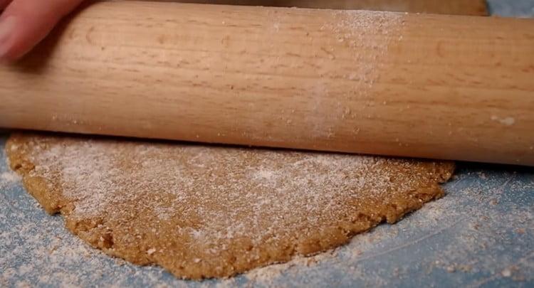 Den fertigen Teig mit einem Nudelholz ausrollen.