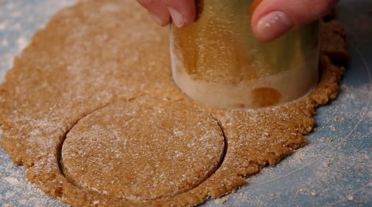 Aus dem Teig einen runden Keks ausschneiden.