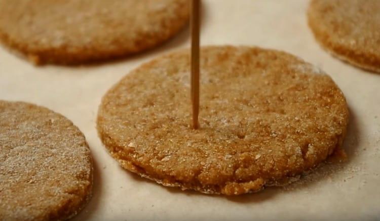 Αφού βάζετε τα μπισκότα σε ένα φύλλο ψησίματος, τσιμπήστε το με ένα πιρούνι ή μια οδοντογλυφίδα.