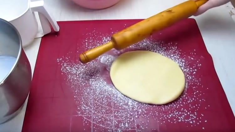 разделете тестото на 4 части, всяка от които се разточва на тънък слой.