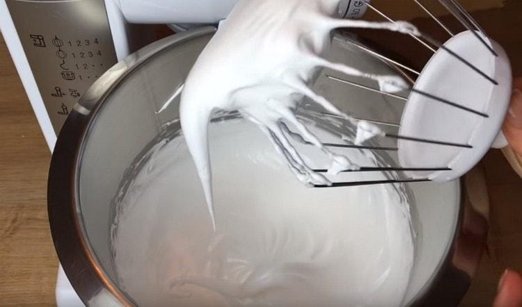 Vatkaa valkoiset sokerilla, kunnes pehmeät huiput.