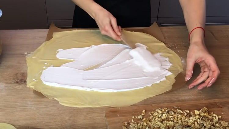 Намазваме всеки слой тесто с протеинова маса.
