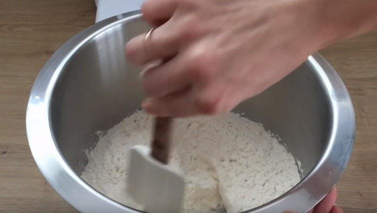 Összekeverjük a lisztet egy sütőporral.