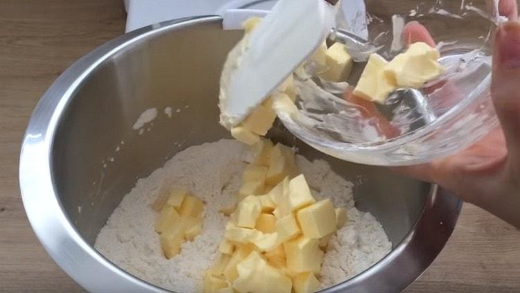 Fügen Sie dem Mehl weiche Butter hinzu.