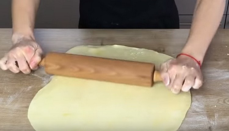 Нарежете тънко всяка част от тестото.