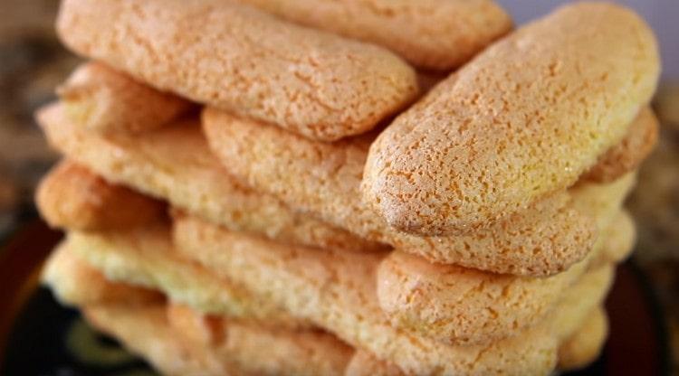Savoyardi-Kekse werden 10-12 Minuten lang gebacken.