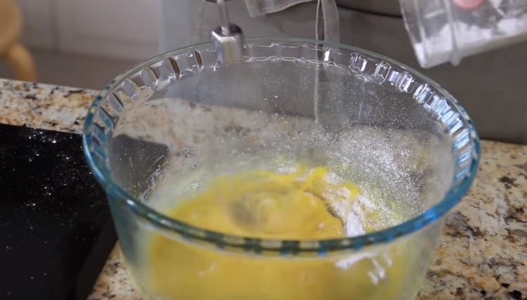 Kierrä keltaiset erikseen lisäämällä jauhettua sokeria.