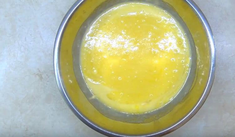 Mescolare sbattere il burro con zucchero e uova.