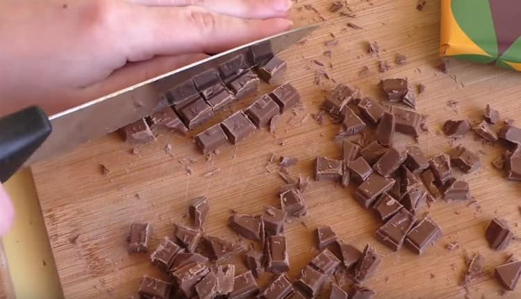 Mit einem Messer hacken wir die Schokolade in kleine Stücke.
