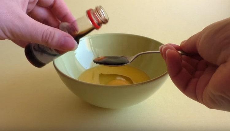 Aggiungi l'uovo e l'estratto di vaniglia all'olio.
