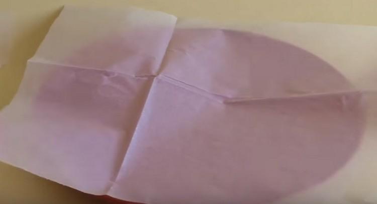 Mikrovlnou desku zakryjte pergamenem.