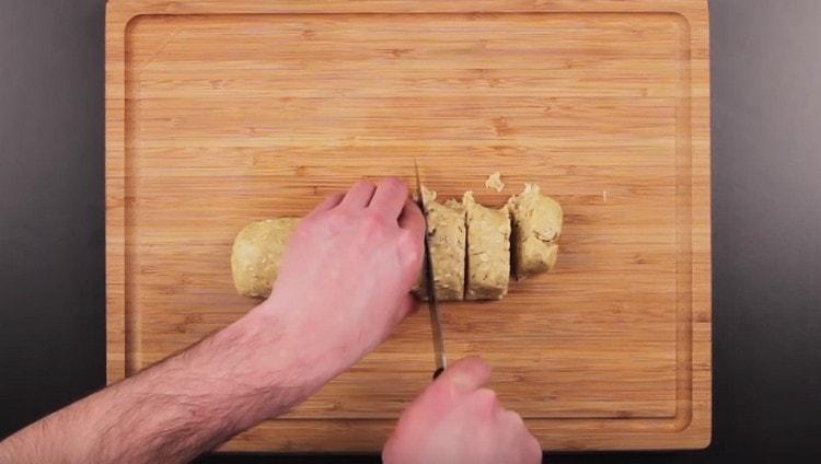 Couper le rouleau en flans de biscuits.