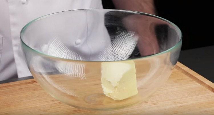 Gib weiche Butter in eine Schüssel.