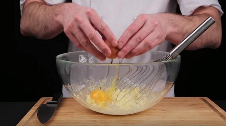 mlátit vejce do olejové hmoty a promíchat.