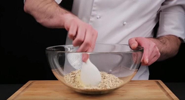 Ajouter la farine d'avoine, mélanger la pâte.