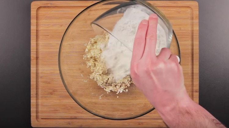 Nous introduisons de la farine avec de la levure chimique dans la pâte.