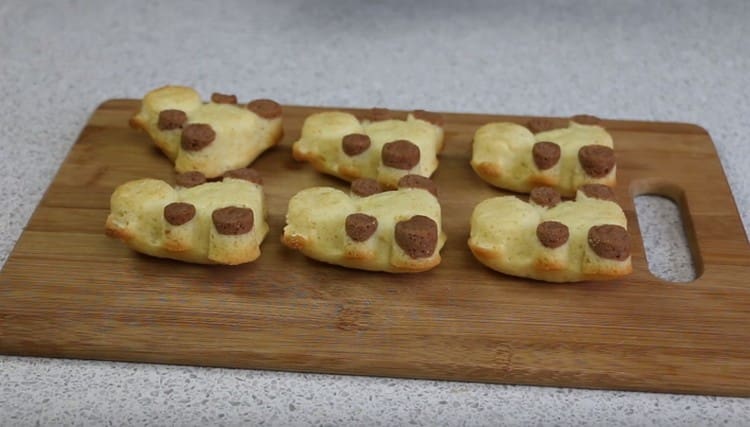 I biscotti nelle formine per biscotti nel forno sono facili da cuocere.