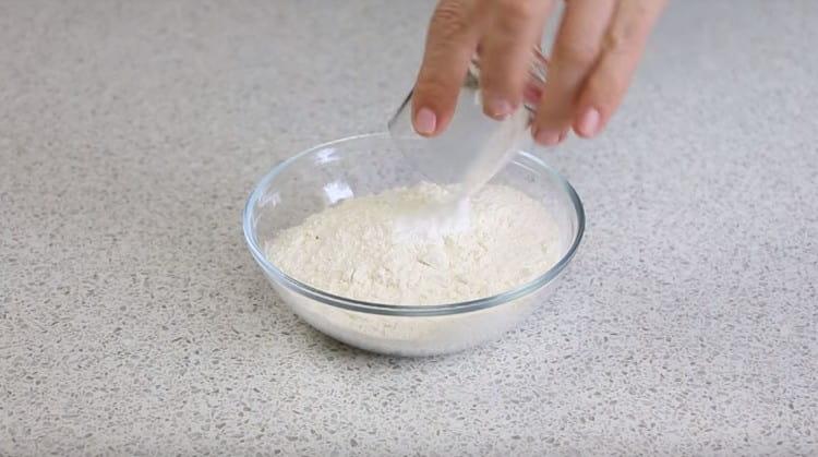 Комбинирайте брашното с бакпулвера.