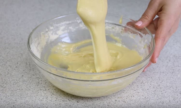 По консистенция готовото тесто ще наподобява гъста заквасена сметана.