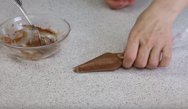 Τοποθετήστε τη ζύμη σοκολάτας σε μια σακούλα ζαχαροπλαστικής.
