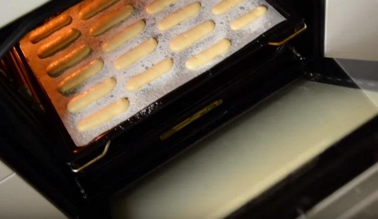 Sa loob ng 10 minuto, ipadala ang baking tray na may cookies sa oven.