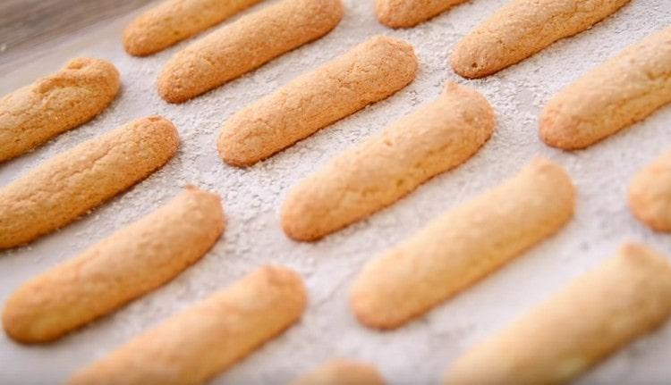 Kekse für Tiramisu sollten bei Raumtemperatur vollständig abkühlen und trocknen.