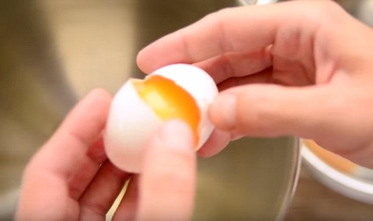 فصل بعناية البيض من صفار البيض.