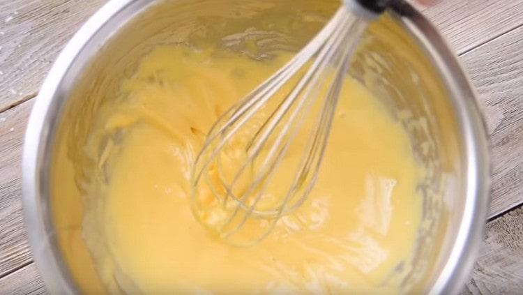 Sa pamamagitan ng isang whisk o panghalo, talunin ang mga yolks sa isang malago na masa.