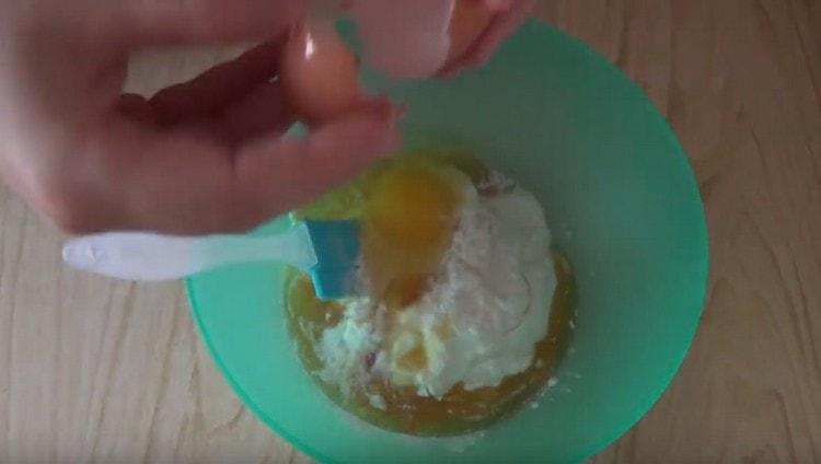 Разбиваме яйцето до съставките в купа.