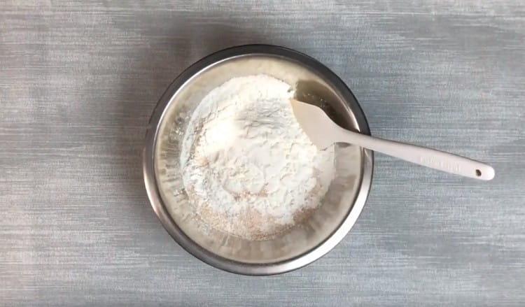 Unire la farina integrale con sale e amido.