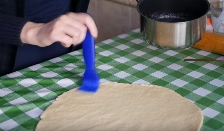 Uno strato di pasta viene prima lubrificato con burro fuso.