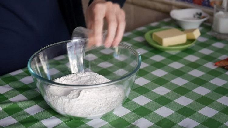 Ανακατέψτε το αλεύρι σε ένα μπολ, προσθέστε αλάτι σε αυτό και ανακατέψτε.