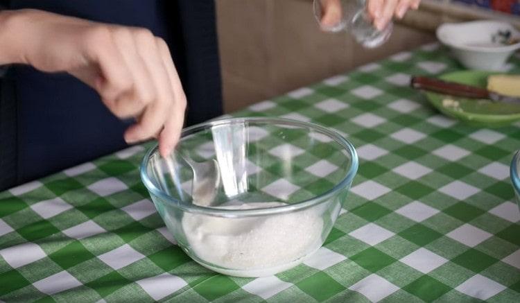 Lisäämme soodaa ja sokeria kefiriin, sekoita.