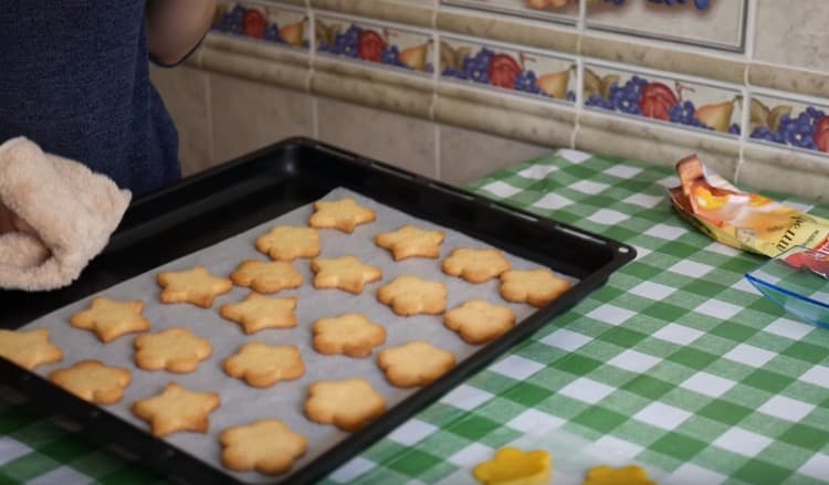 Όπως μπορείτε να δείτε, το ψήσιμο των cookies στη μαγιονέζα είναι εύκολο.