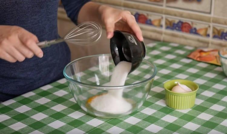 Kombinieren Sie die Eier und Zucker in einer Schüssel und mahlen Sie mit einem Schneebesen.