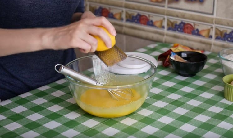 Die Zitronenschale in den Teig einreiben.
