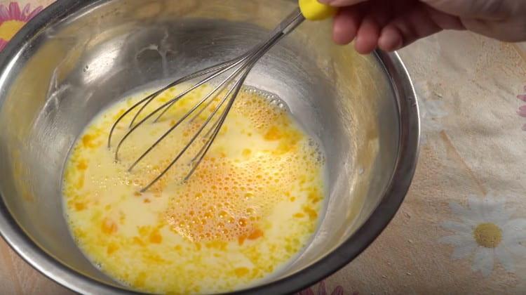Sumaišykite kiaušinių trynius su pienu.