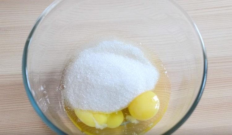 Προσθέστε μια πρέζα αλάτι και ζάχαρη στα αυγά.