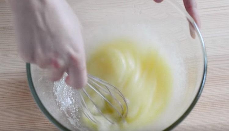 Sumaišykite kiaušinius su cukraus plaktuvu.