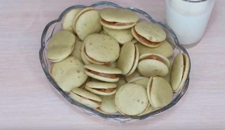 Solche Kekse mit gekochter Kondensmilch bereichern die Teeparty angenehm.