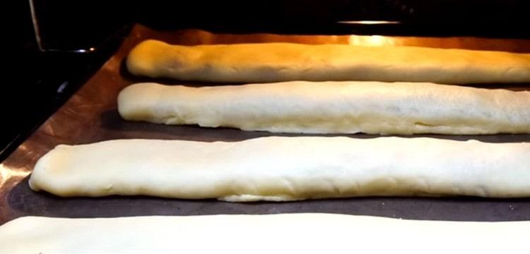 نوزع اللفات الناتجة على ورقة الخبز ونضعها في الفرن.