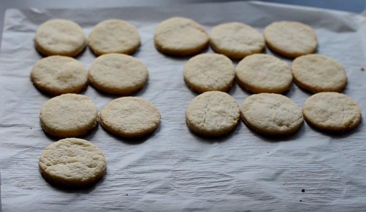 Tali biscotti vengono cotti rapidamente, dovrebbe rimanere leggero.