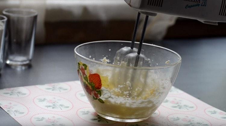 Pisk smør med sukker med en mixer.