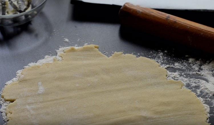 Gördítse le a kész tésztát egy sodrófa segítségével.