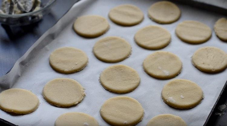 Wir legen die Kekse auf ein Backblech, das zuerst mit Pergament bedeckt werden muss.