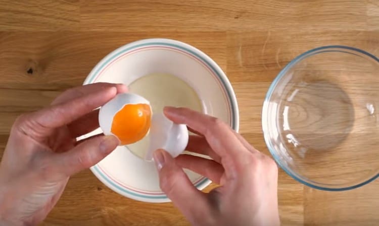 Wir teilen Eier in Proteine ​​und Eigelb.