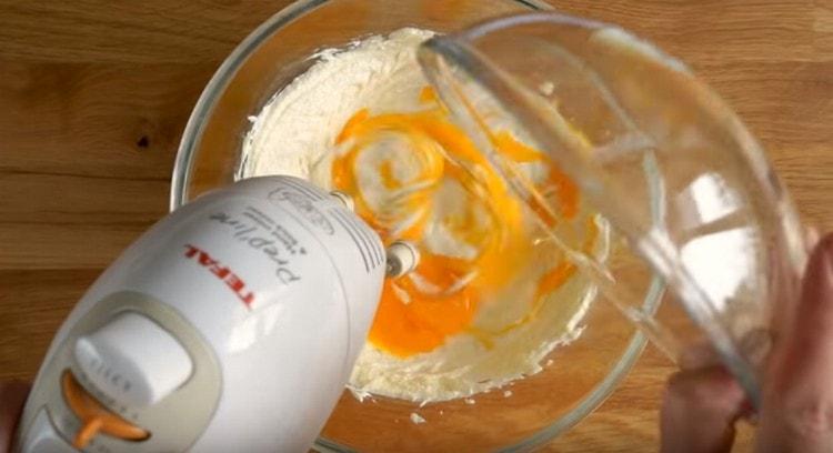 Tilsæt salt, vaniljesukker og æggeblommer til oljemassen.