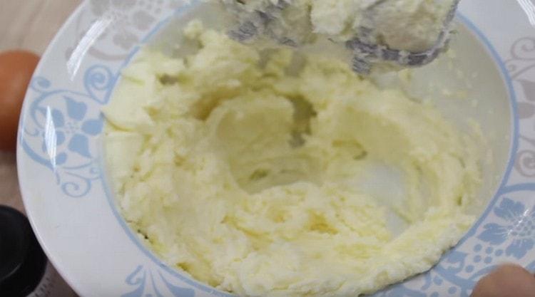 Butter mit einem Mixer mit Zucker verquirlen.