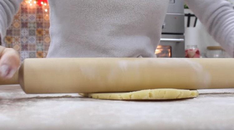 Stendere la pasta con il mattarello.